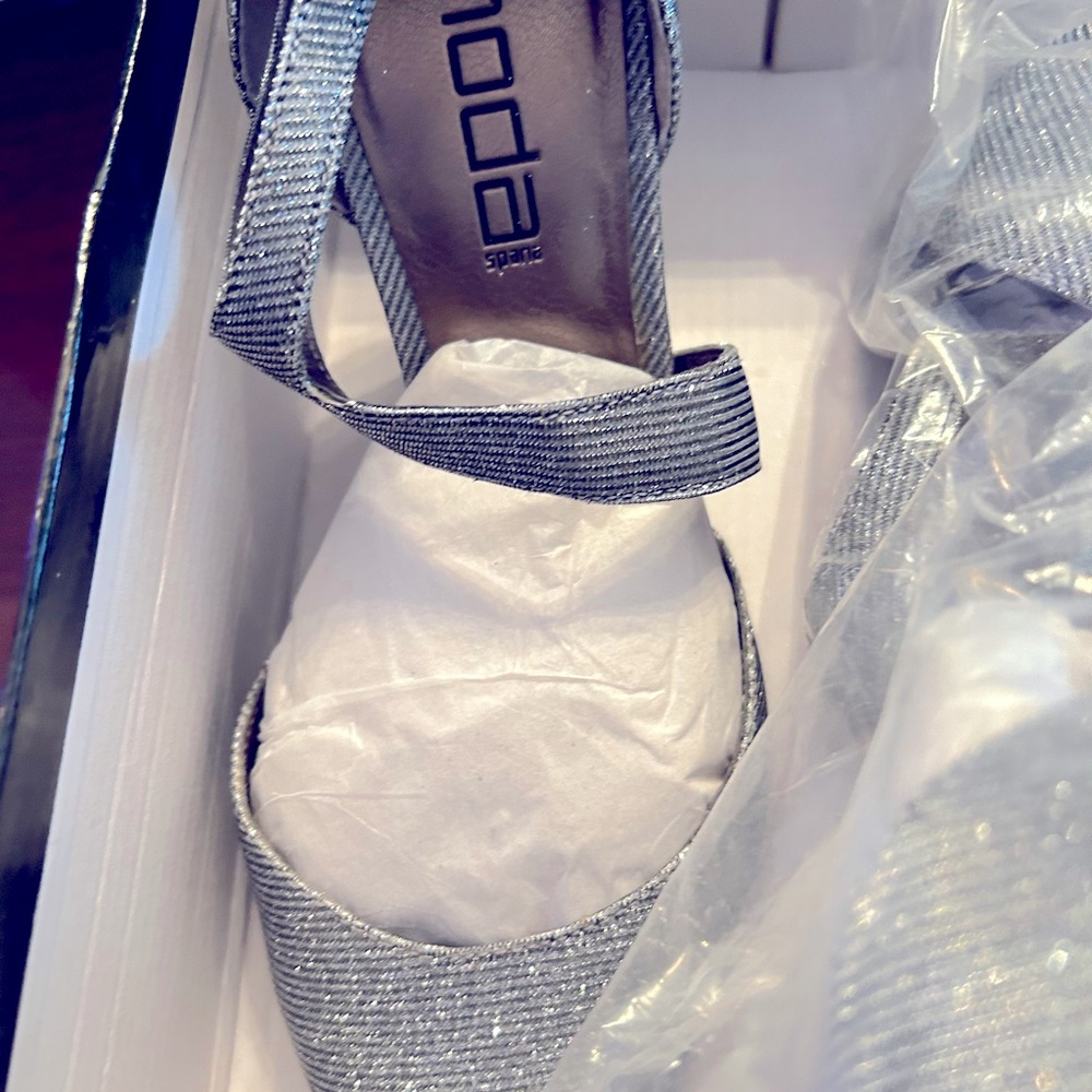New Silver “moda” heels size 10M